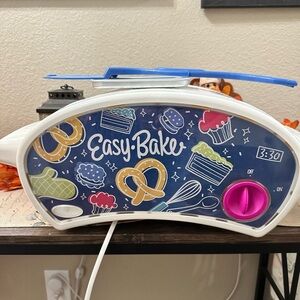 Easy-Bake Ultimate Oven - Lightly Used, With Tray and Spatula